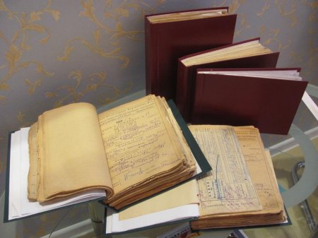 ЗАГС передал актовые книги астраханцев за 1920-1925 годы в облархив