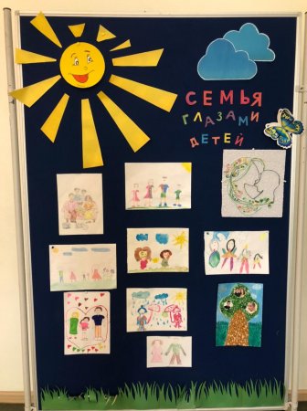Рисунки и поделки детей на тему семьи представили в ЗАГСе Астрахани