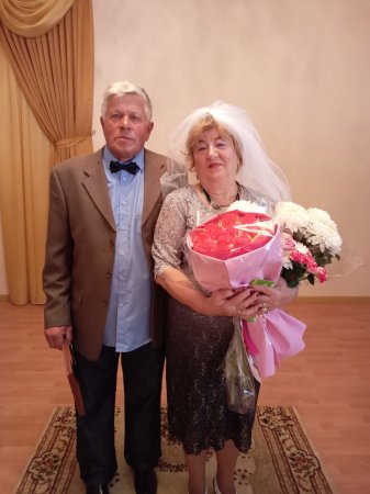 Юбиляров супружеской жизни из Икрянинского района чествовали в ЗАГСе