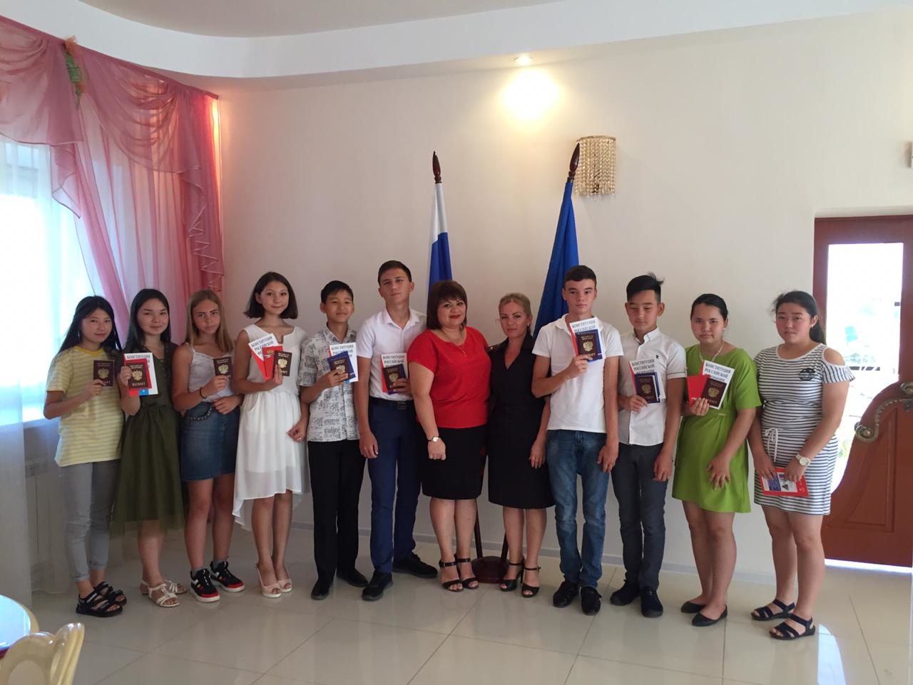 В Володарском районе 10 подростков получили первые паспорта