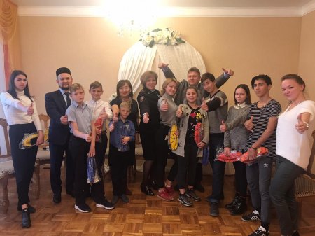 В Астраханском ЗАГСе прошла беседа на тему «Россия - дружная семья»