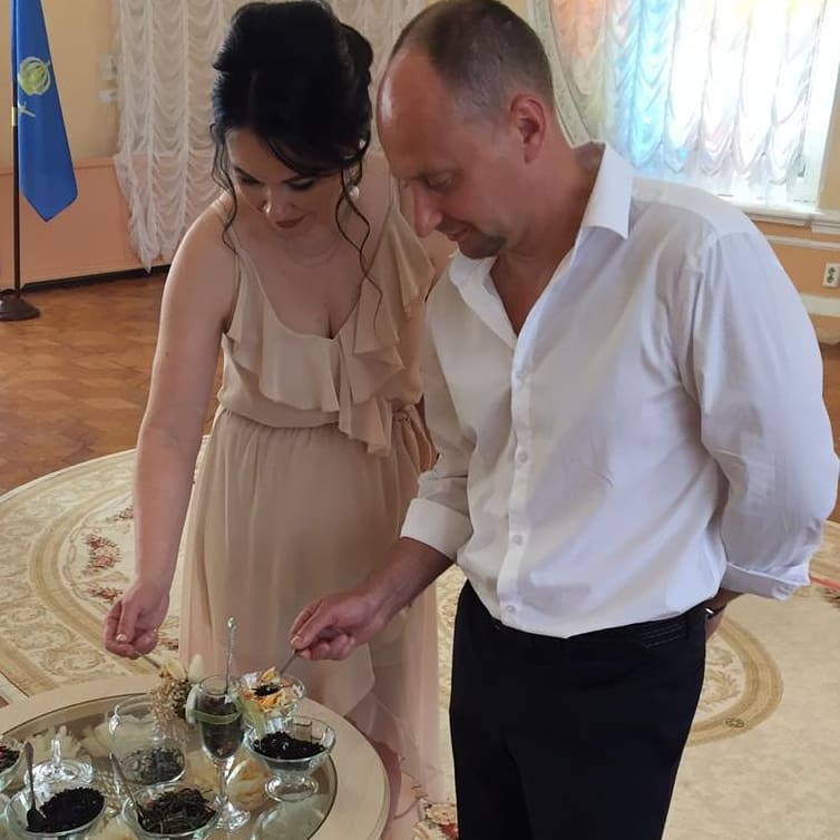 Астраханцы Старченковы отметили в ЗАГСе фарфоровый юбилей со дня свадьбы