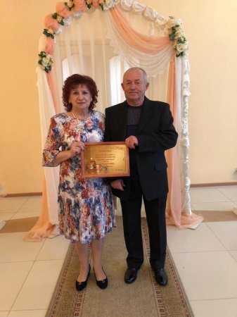 Свидетельство в честь юбилея со дня свадьбы получили супруги Мазновы в ЗАГСе Астрахани