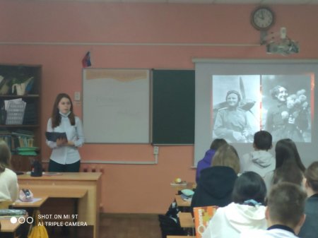 О женщинах астраханках – участницах Великой Отечественной войны рассказали сотрудники ЗАГСа школьникам