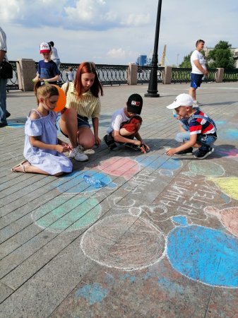Площадку около астраханского ЗАГСа разукрасили детские рисунки на асфальте