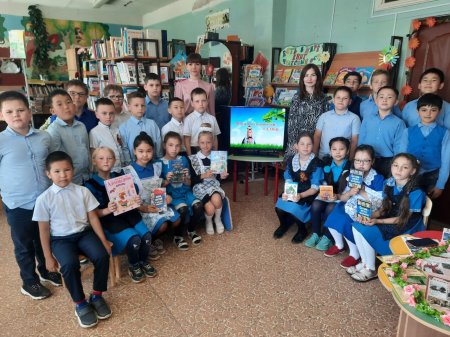 Районные отделы службы ЗАГС Астраханской области организовали выставки детского творчества