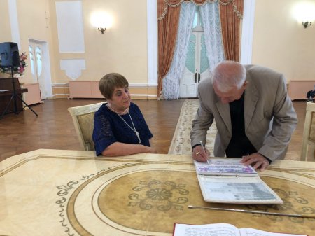 Астраханцы Калашниковы отметили во Дворце бракосочетаний свой золотой юбилей свадьбы