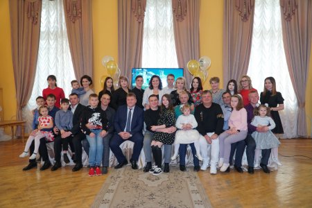 Во Дворце бракосочетаний чествовали отцов семейств сотрудников Астраханского ЗАГСа