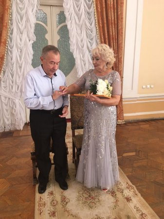 «Изумрудных юбиляров» супругов Кошелевых чествовали во Дворце бракосочетаний Астрахани