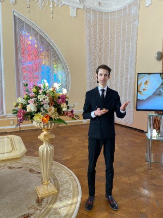 В ЗАГСе Астрахани браки торжественно регистрирует элегантный молодой человек