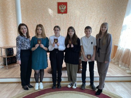 Первые паспорта граждан России вручили черноярским подростам в ЗАГСе