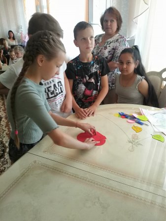 Деловую игру «Давайте жить дружно!» провели со школьниками в отделе ЗАГС по Приволжскому району