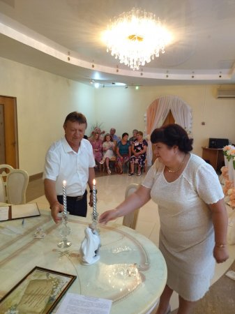 Чествование юбиляров супружеской жизни организовали в Камызякском отделе ЗАГС