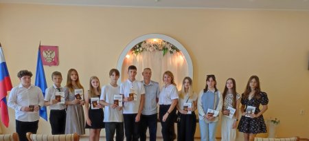 В отделе № 3 службы ЗАГС Астраханской области торжественно вручили паспорта юным астраханцам