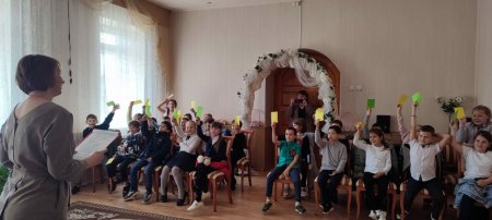 Деловая игра «Счастливая семья» прошла в ЗАГСе Енотаевского района
