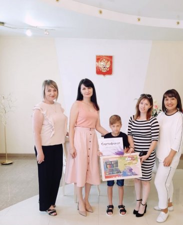 Победители художественного конкурса получили подарки в  Астраханских отделах ЗАГС