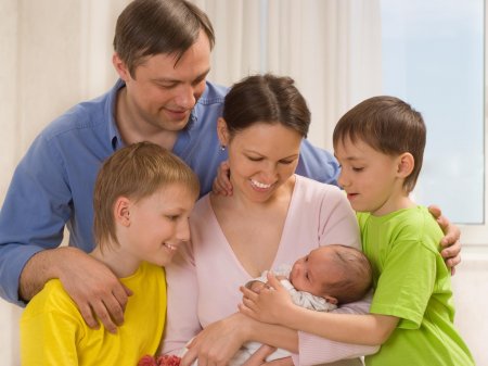 Астраханцы в ЗАГСе стали чаще регистрировать установление отцовства и усыновление