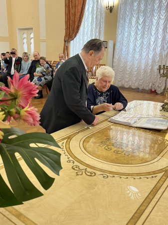 В ЗАГСе отметили 65-летие со дня свадьбы астраханцев Ушаковых